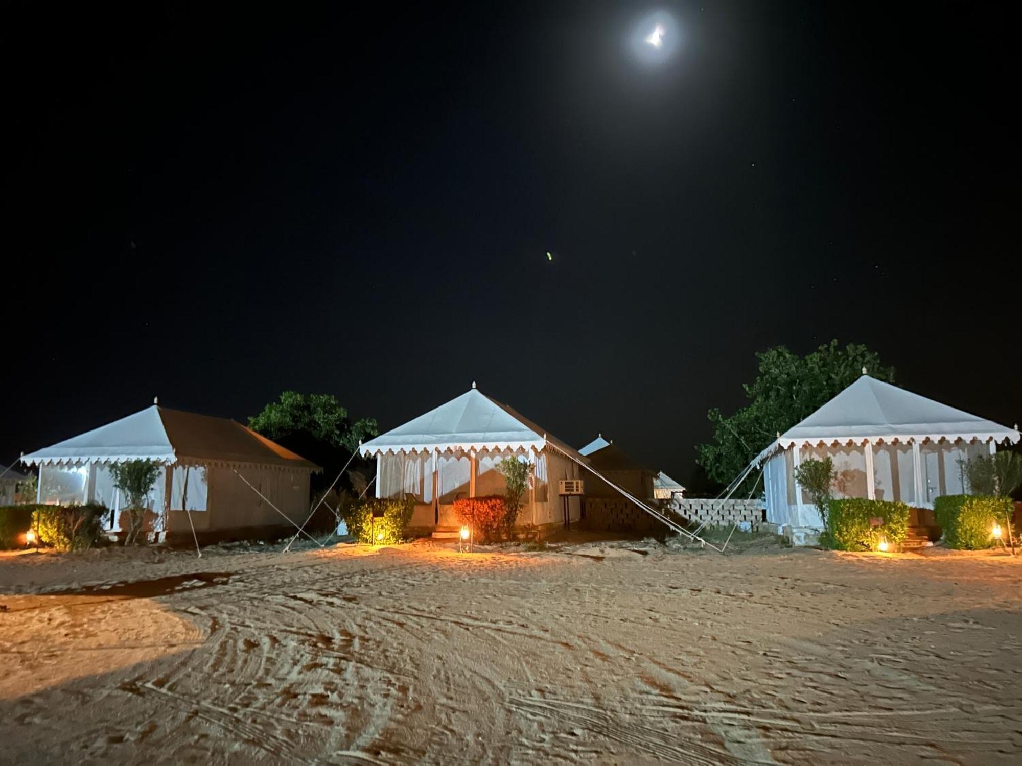 Sunny Desert Camp Kuri