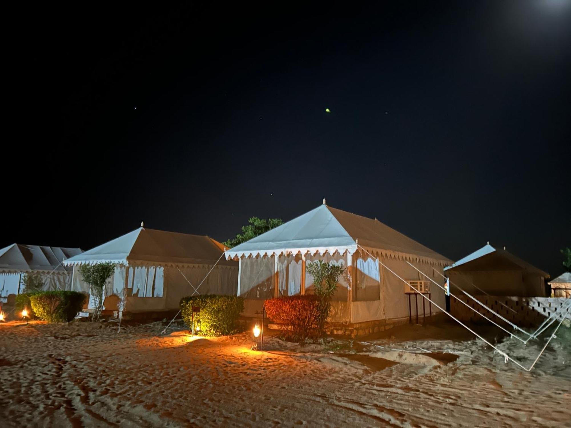 Sunny Desert Camp Kuri